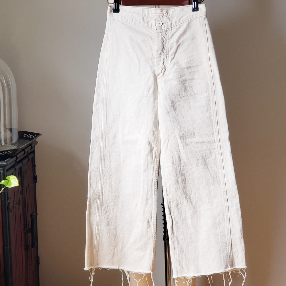 Levis Size 25 Ivory Ribcage Wide Leg Crop Wide Leg distressed hemline